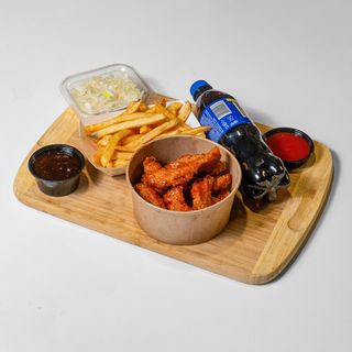 Meniu cripsy pui amestecat in sos si bautura la alegere