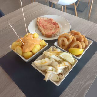 1. Surtido De Tapas Sepia Con Calamares Y Bravas