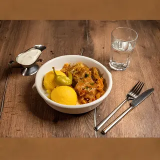 Sărmăluțe de porc învârtite în varză acră