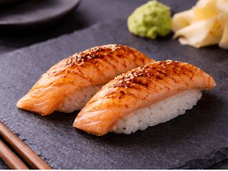 NIGIRI Z ŁOSOŚIEM GRILL 2szt (80g)