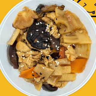 Riso in terrina, funghi, carne, gamberi e bambù