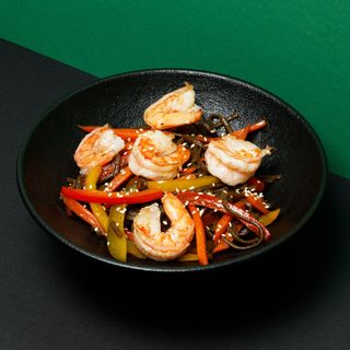 Սոբա մանրածովախեցգետնով և բանջարեղենով