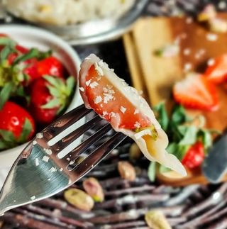 pierogi z truskawką i pistacją w białej czekoladzie