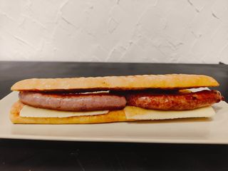 Bocata de salchichas deluxe