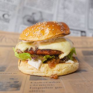 Burger de Katsu de pollo con cogollo, salsa Sutan y chipotle