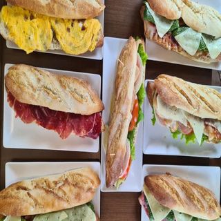 64. Bocadillo Con Tortilla De Gambas, Setas Y Mahonesa