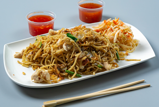 Makaron smażony z kurczakiem