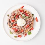 Бельгийские вафли с мороженым и ягодами 