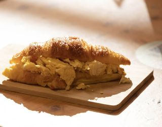 Croissant Con Huevos Revueltos