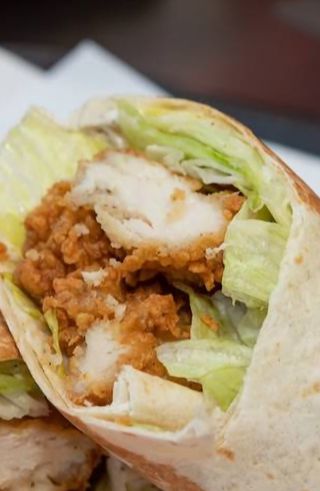 Pita de pollo Kentucky con patatas fritas dentro