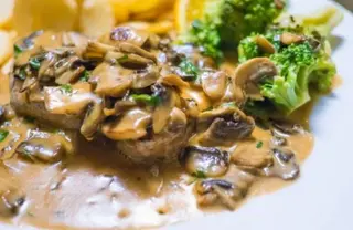 Teletina u sosu od šampinjona 300gr