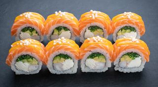 Premium-рол з лососем, чукою та креветками