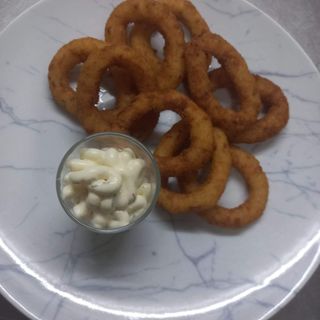 Цибулеві кільця з часниковим соусом