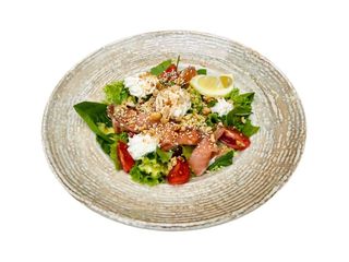 Салат зі слабосоленим лососем, арахісом та крем сиром 