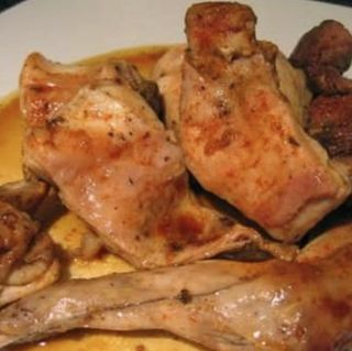 Conejo asado en su jugo