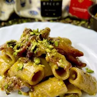 Pasta alla carbonara con pistacchio 