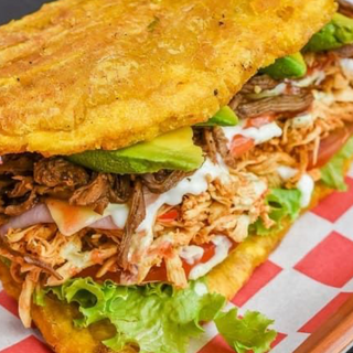 Patacon de pollo mechado 