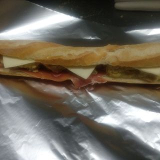 Bocadillo Tortilla Cemborain  25 cm (1ud)   Tamaño L Tortilla de patata con Jamón Serrano y Queso. + Patatas Fritas (100gr)
