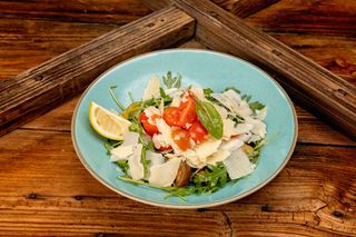 Salată rucola cu prosciutto crudo