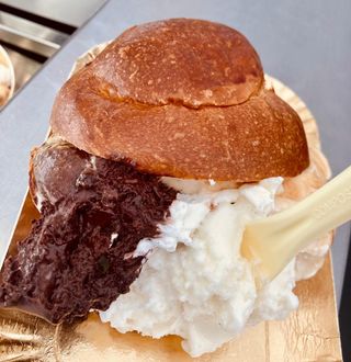 Brioche Siciliana farcita di gelato