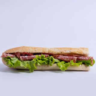 Сандвич със салам Милано (260г)