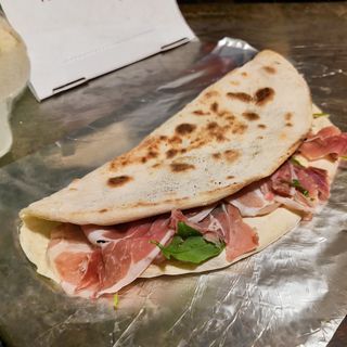 Piadina con prosciutto crudo, stracchino e rucola