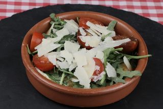 Provolone al horno con huevo, tomates cherry, queso parmesano y speck