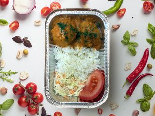 Тефтели в томатном соусе с гарниром