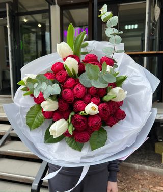 Букет з червоних кущових троянд,тюльпанів та евкаліпту