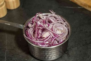 Salata de ceapa rosie