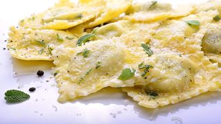 Ravioli di formaggi e pera