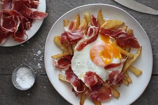 Huevos rotos con jamón ibérico