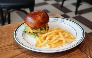 Бургер копчений з картоплею фрі (340г)