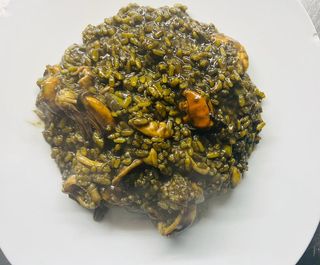 Risotto De Calamar En Su Tinta Con Vieras y Espárragos Trigueros