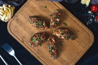 Брускети със сушени домати, сирене и магданоз (150г)