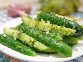 Огірок малосольний з цибулею (вагов.)