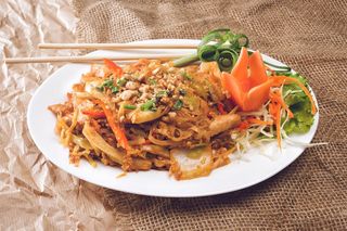 პად ტაი ატრია ბოსტნეულით, კვერცხით და ქათმის ხორცით