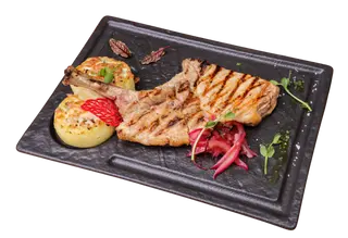 Tomahawk de porc cu piure de cartofi