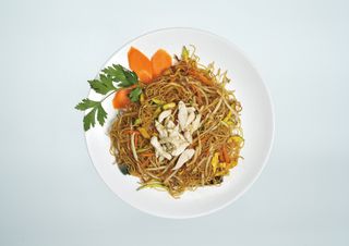 Spaghetti di Riso Sottili Saltati con Pollo e Verdure