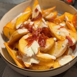 Patatine fritte con buccia con fonduta di pecorino siciliano e speck 