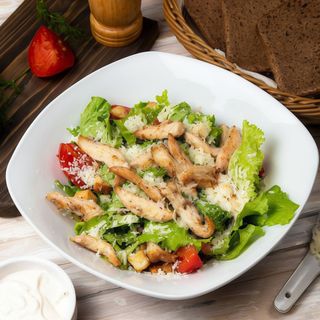 Ensalada de pollo frito