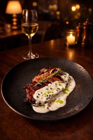 Стейк стріплоїн з перцевим соусом