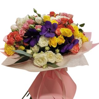 Buchet cu miniroze oranj si orhidee Vanda