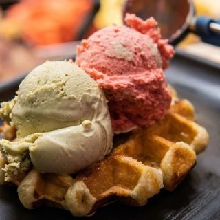 Waffel con gelato e panna