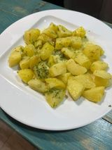 Сотирани чеснови картофи на тиган с масло и копър (350г)