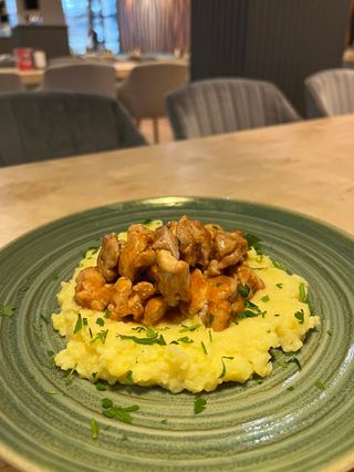 Късчета от пилешки бут в барбекю сос и картофено пюре (350гр.)