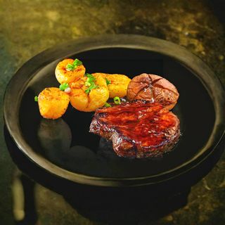 Свински врат с печен картоф (400гр.)