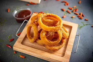 Onion rings cu sos bbq