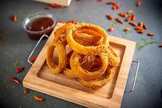 Onion rings cu sos bbq