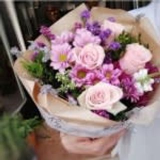 Buket sa ružama, hrizantemama i sezonskim zelenilom